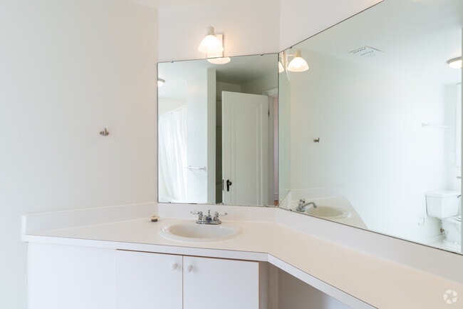 2 habitaciones, 2 baños - 1100 pies cuadrados - Baño principal