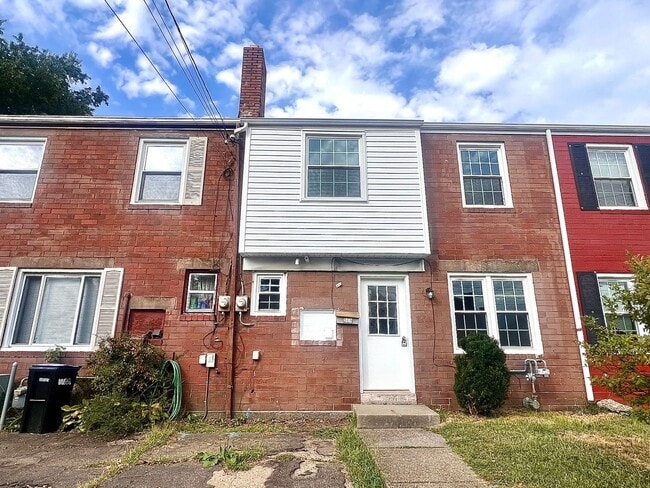 Building Photo - JUST Renovated! - 3 Bedroom 1 Bathroom - C... Rental