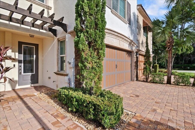 Photo - 131 Sword Fern Pl