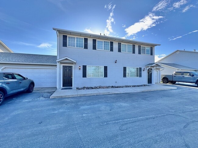 Building Photo - 3 Bedroom 1.5 Bath Apartment - 2 car garage