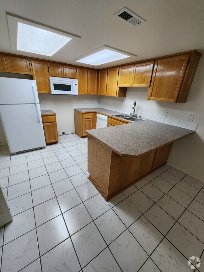 Building Photo - "Spacious 3-Bed Duplex Retreat in Tacoma: ... Rental