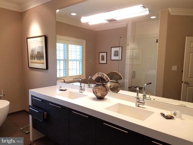 Photo - 2003 Mayfair McLean Ct