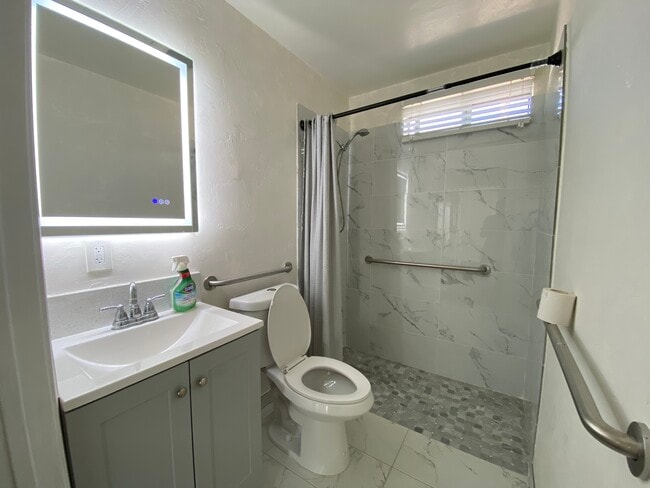 Shared Bathroom - 4247 Cartagena Dr