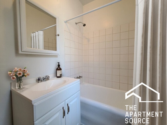 Photo - 4635 N Paulina St