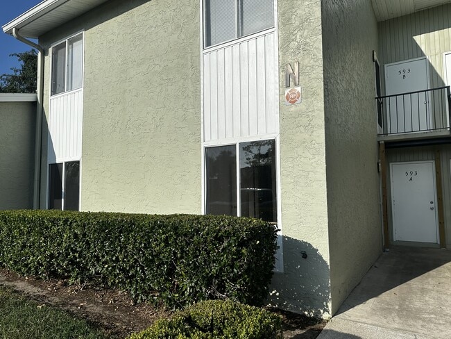 Building Photo - 593 Fairways Cir
