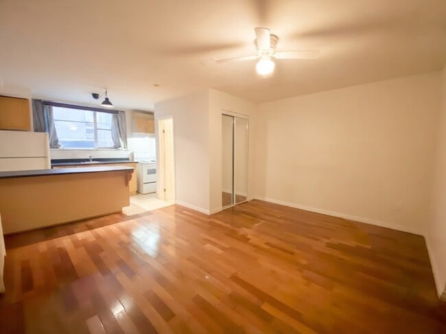 Building Photo - 284 Lawrence Ave W Unit B3