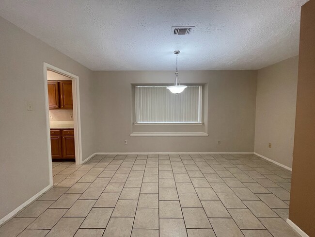 Building Photo - 2126 Collingsfield Dr