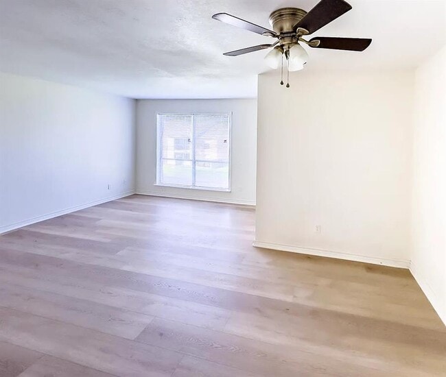 Photo - 200 Uhland Rd