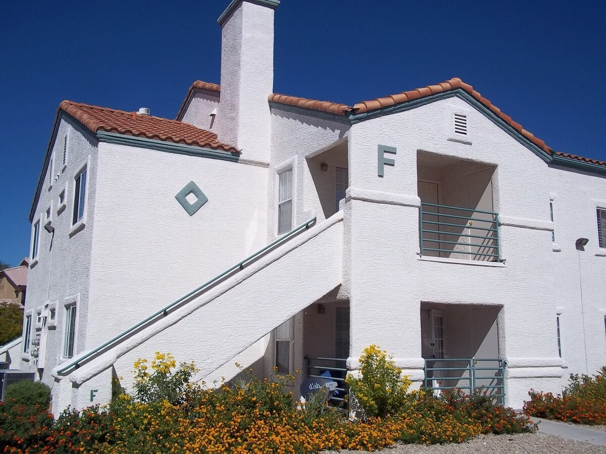 *NEW APPLIANCES*NEW FLOORING*LAKEVIEW CONDOS - *NEW APPLIANCES*NEW FLOORING*LAKEVIEW CONDOS