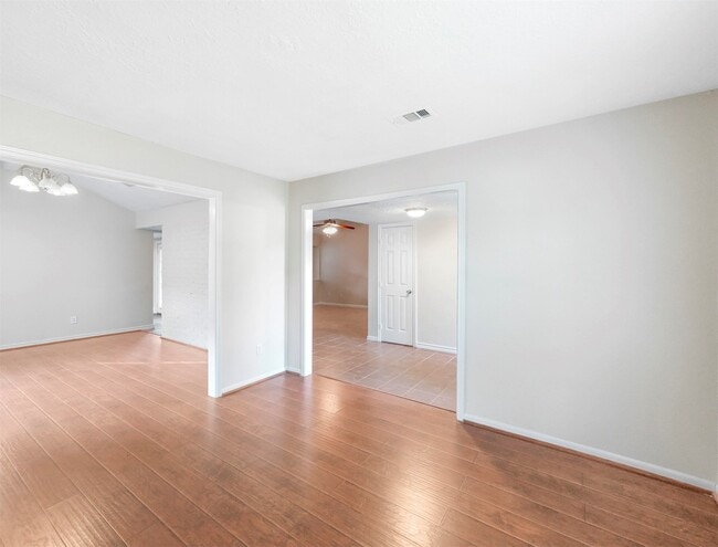 Photo - 817 Willow Creek Dr