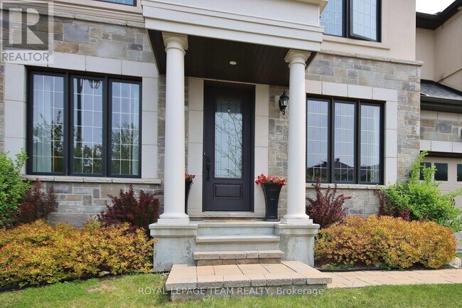 Photo - 321 Trestle St