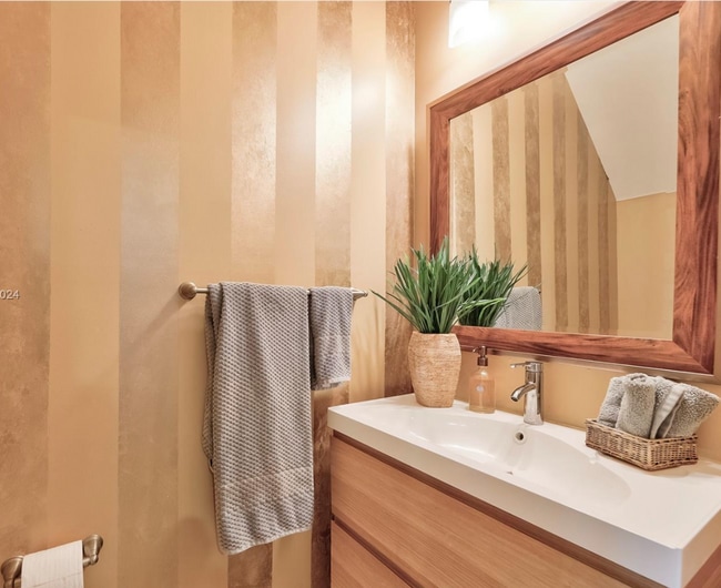 Building Photo - 1470 W 41st St Rental