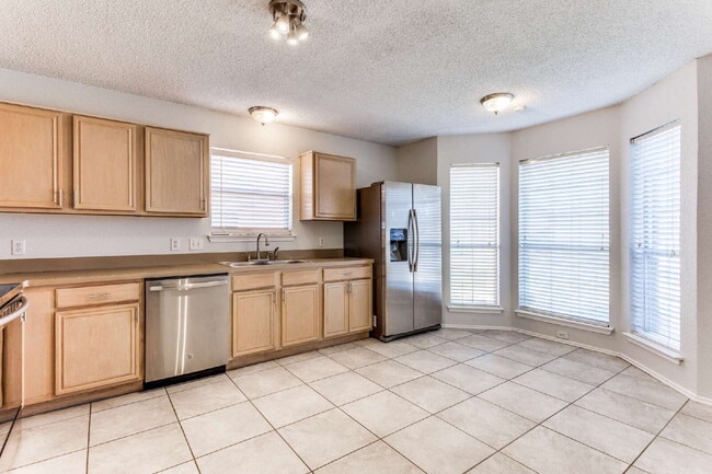 Building Photo - Adorable 3-Bed with Open Floor Plan & Dream Backyard