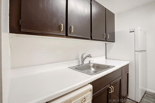Building Photo - 1153 Lake Victoria Dr Unit H