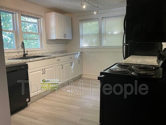 Photo - 207 S 3rd St