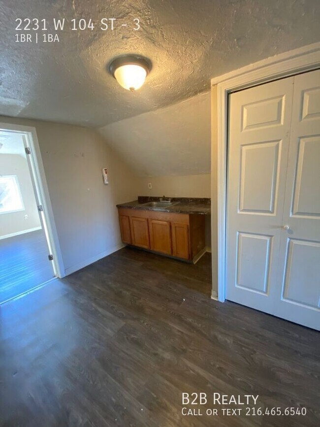 Building Photo - 2231 W 104th St Unit 3