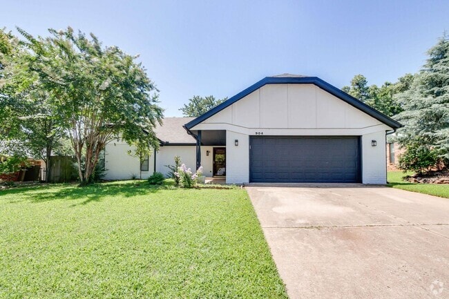 Building Photo - WALK JUST 2 BLOCKS TO EDMOND MEMORIAL – AV... Rental
