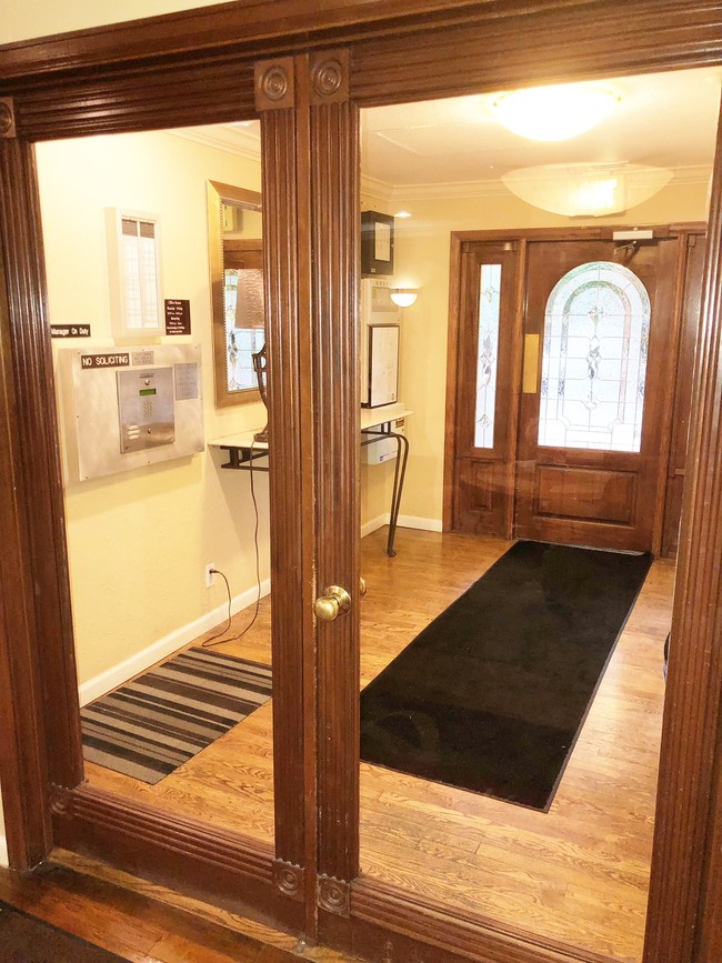 24/7 Secure Entry - Manchester Apartments