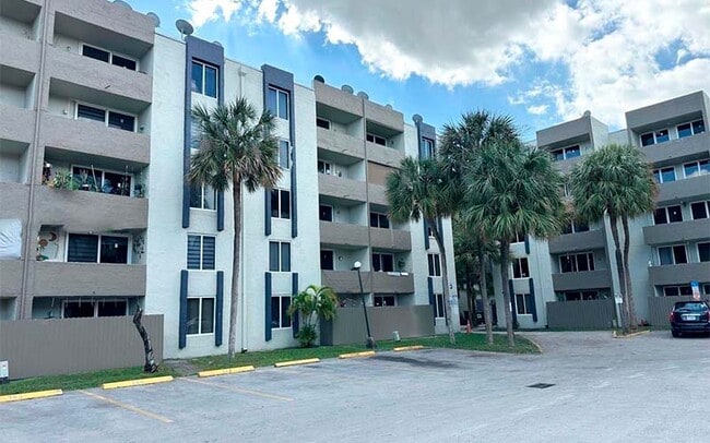 Building Photo - 10000 NW 80th Ct Unit #1-2456