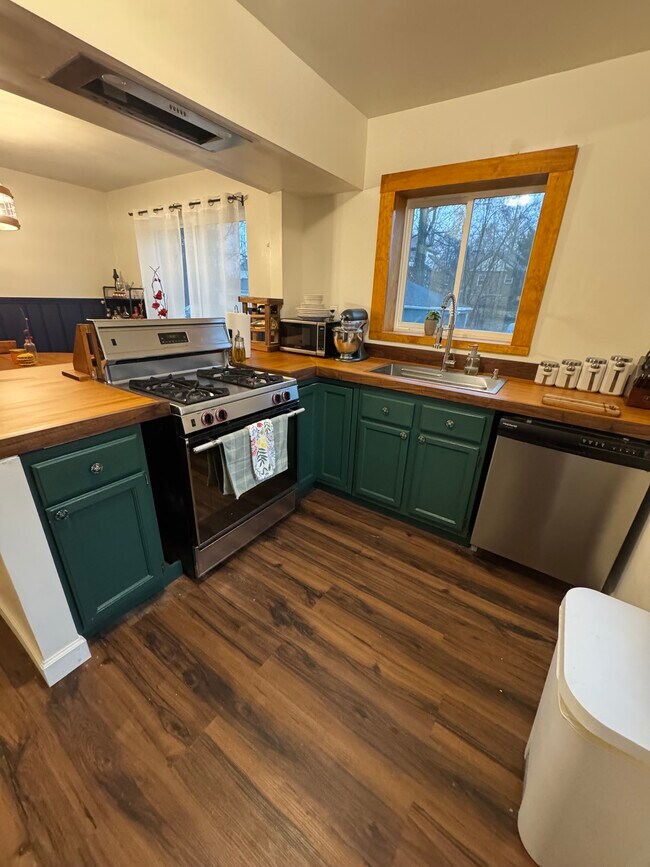 Kitchen - 3903 Kirkup Ave Unit Downstairs