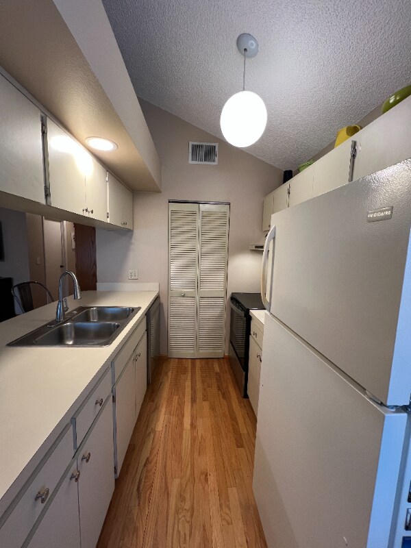 Photo - 626 Bellingham Pl