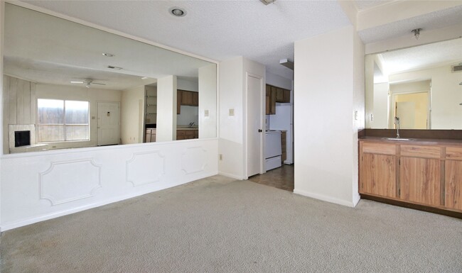 Building Photo - 5711 Sugar Hill Dr Unit 95