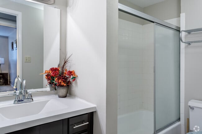 2HAB, 1.5BA - 825 ft²