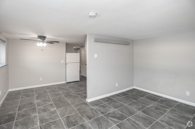 3BR, 1.5BA - 927 SF