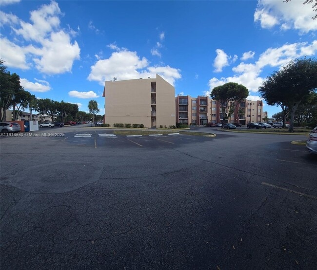 Building Photo - 13707 Kendale Lakes Cir Unit PH11