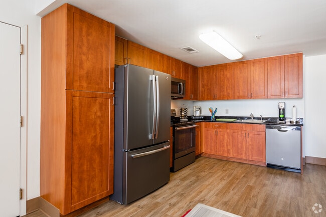 Apt 1613 - 4 x 4
