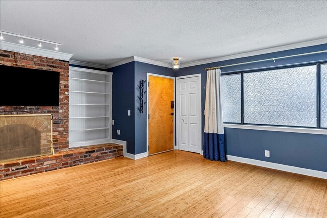 4056 Warwick Blvd Unit Inglenook Condominiums
