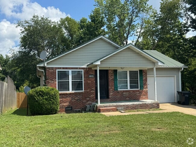 Building Photo - 3 Bedroom 1.5 Bathroom with Garage Rental