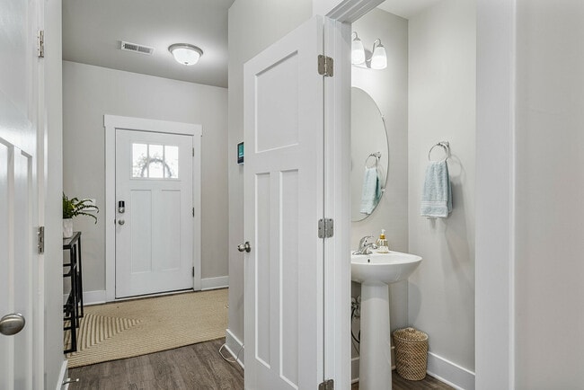 Vestíbulo de entrada con medio baño - Covey Homes Greene