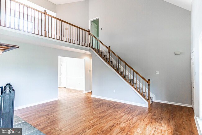 Photo - 121 Nottingham Ct