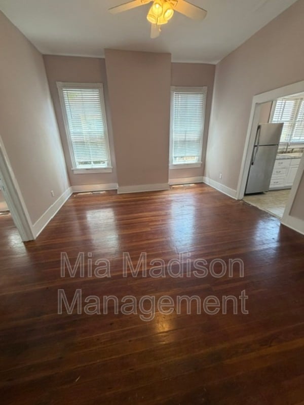 Photo - 305 W 39th St