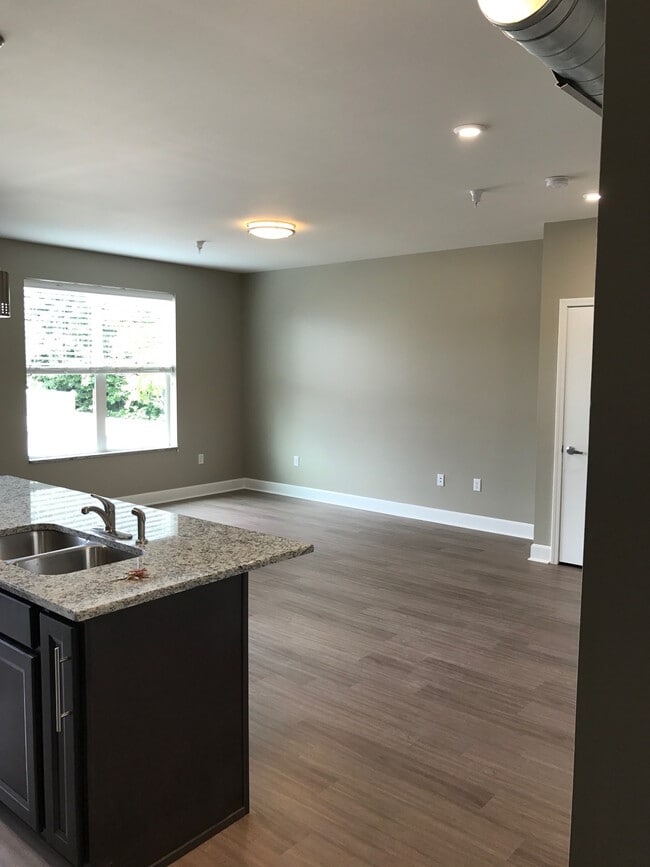 Photo - 12 E Carpenter St