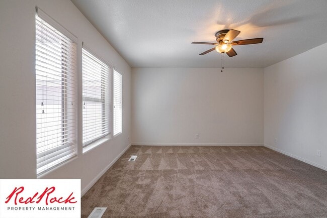 Photo - DOG-FRIENDLY 4 Bedroom Townhome with INTERNET INCLUDED!