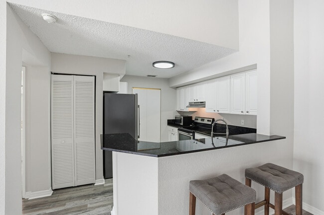 Building Photo - 8215 Ibis Club Dr Unit 107