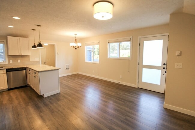 Photo - 860 Boxwood Ln SE