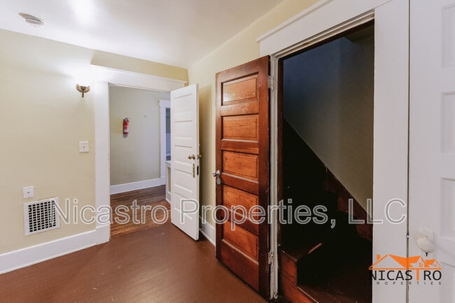 Photo - 2097 Summit St