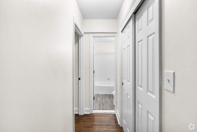 Hallway - 1BR, 1BA - 770 SF - Greenwich Close Apartments