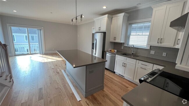 Building Photo - 234-236 Gainsborg Ave E Rental