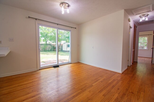 Photo - 3 Bedroom 2 Bathroom With A Pool!