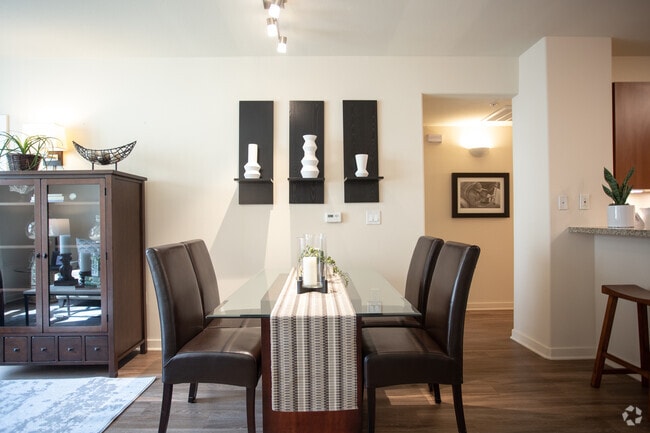 2BR, 2BA-1103 SF