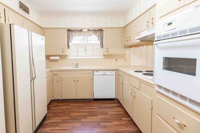 Photo - Charming 2 bedroom/2 bathroom Downstairs Unit