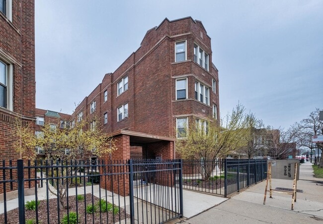 Building Photo - 2450 W Addison St Unit 2A