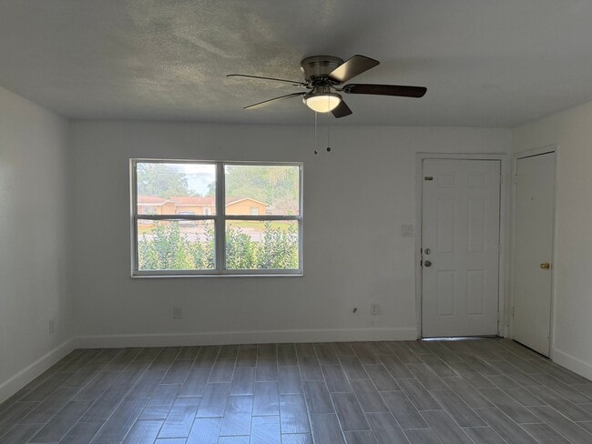 Building Photo - 564 N Wayman St