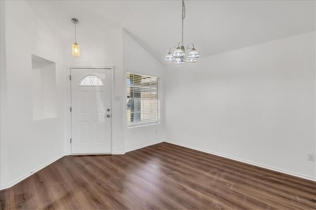 Photo - 1101 Disraeli Cir