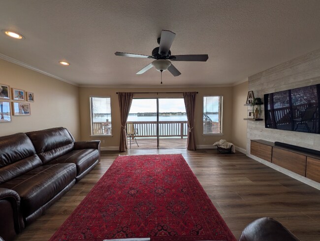 Photo - 810 Eglin Pkwy NE