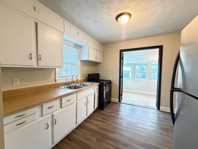 Building Photo - 3 bedroom charmer in Germantown